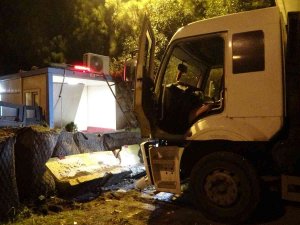 Tekstil Yüklü Kamyon Polis Uygulama Noktasına Daldı