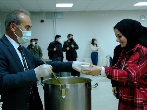 Rektör Yıldız’dan Öğrencilere Sıcak Çorba İkramı