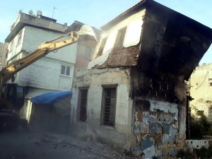 Akdeniz’de Metruk Binaların Yıkımı Sürüyor