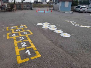 Kepez’de Okul Bahçelerine Geleneksel Oyun Alanları Oluşturuluyor