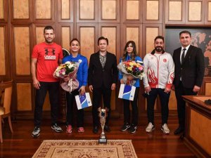 Hem Korona Virüs İle Hem De Rakipleri İle Savaşan Hemşire Duygu Turan, Kick Boksta Dünya Şampiyonu Oldu