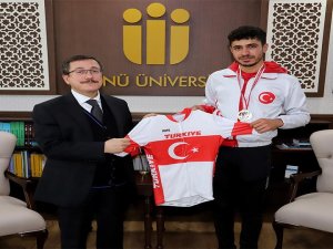 Türkiye Şampiyonuna Başarı Hediyesi