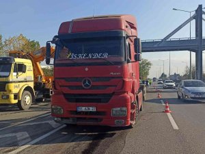 Tırın Damperi Üst Geçide Takıldı