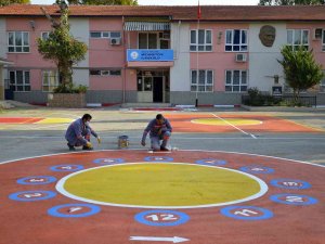Muratpaşa’da Okul Bahçelerinde Oyun Alanları Yapılıyor
