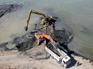 Van Gölü’nden 24 Bin Metreküp Balçık Ve Çamur Çıkartıldı