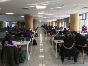 Eskişehir İ̇l Halk Kütüphanesi’nde Öğrenci Yoğunluğu