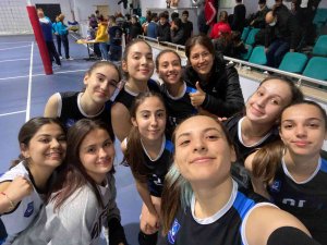 Yunusemre Belediyespor, Soma’da Set Vermeden Kazandı