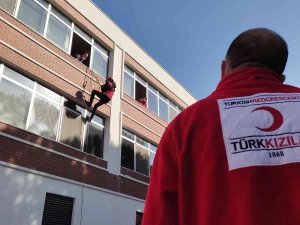 Manisa’da Türk Kızılay Afet Timi ‘Hayat Kurtaran’ Eğitimden Geçti