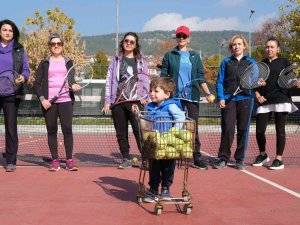 Ev Hanımlarına Ücretsiz Tenis Kursu