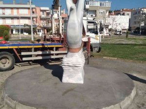 Ayvalık’ta Barış Parkı’na Güvercin Heykeli
