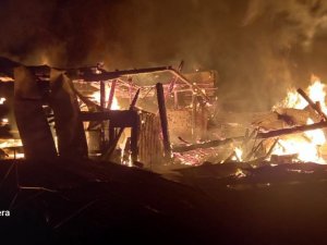 Köy Muhtarının Evi Alevlere Teslim Oldu