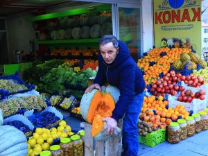 Gümüşhane’de Devasa Bal Kabakları Yoğun İlgi Görüyor