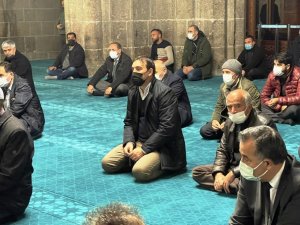 Babası İçin Kuran-ı Kerim Okudu