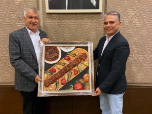 Uysal’dan Adana Büyükşehir Belediye Başkanı Karalar’a Anlamlı Hediye
