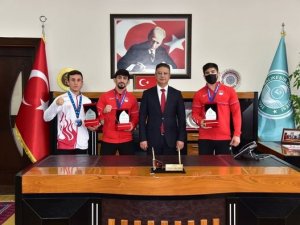 Şampiyon Sporculardan Rektör Kuş’a Ziyaret