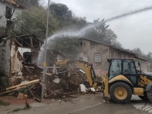 Niksar’da Metruk Binalar Yıkılıyor