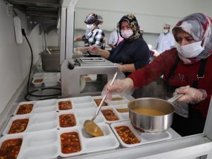 Belediyeden Bin Kişiye Sıcak Yemek