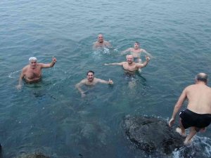 6 Kafadarın Deniz Tutkusu Soğuk Ve Mevsim Dinlemiyor