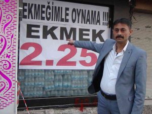 ’Maliyetlere Göğüs Gerecek Gücüm Var’ Deyip Ekmek Fiyatına Zam Yapmadı Kapısında Kuyruk Oldu