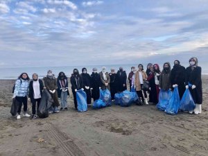 Samsun’da Kız Öğrencilerden Sahil Temizliği