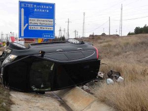 Trafik Levhasına Çarpan Otomobil Devrildi: 2 Yaralı