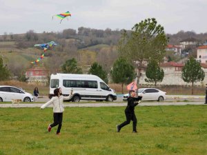 Çocuklar “Uçurtma Şenliği”nde Doyasıya Eğlendi