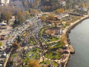 Binlerce Vatandaş Aynı Mangalda Hamsi Pişirdi