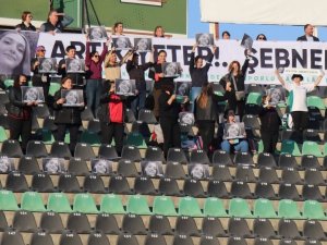 Denizlispor Maçında Kadın Cinayetine Tepki İçin Pankart Açıldı