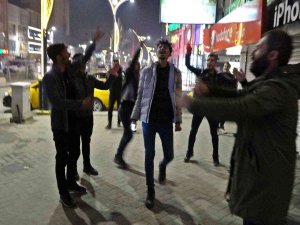 Yüksekova’da Fenerbahçeliler Sevinçlerini Sokağa Döktü