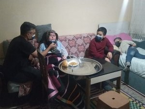 Felç Geçiren Kadın Ve Ailesinin Durumu Yürekleri Sızlatıyor