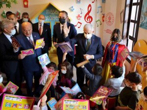 Kütüphane Açılışı Yapan Yıldırım, Çocuklara Hikâye Okuyup, Kitap Hediye Etti