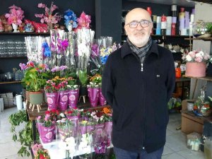 Çiçekçilerde Öğretmenler Günü Mesaisi