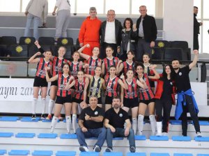 Turgutlu Belediyespor Kadın Voleybol Takımı Rakibine Geçit Vermedi