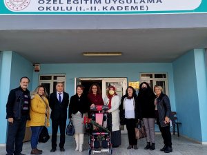 Edremitliler Dayanışma Ve Kültür Derneği’nden Engelli Öğrenciye Destek