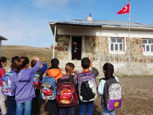 Eğitim Meleği Canan Öğretmen, Çocuk Ve Kadınların Gönlüne Dokunuyor