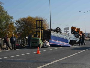 Tekeri Patlayan Yem Yüklü Kamyonet Takla Attı