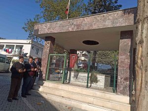 Sokak Ortasındaki Şehitlik İlgi Görüyor