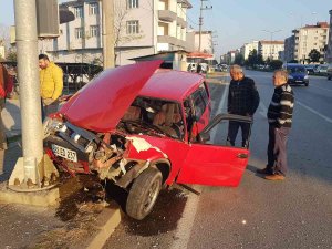 Direğe Çarpan Araç Hurdaya Döndü: 1 Yaralı