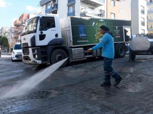 Kuşadası İ̇kiçeşmelik Mahallesi’nde Temizlik Çalışması Gerçekleştirdi