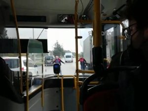 Yolda Kamyonet Terörü: Ring Otobüsündeki 10’larca Öğrencinin Hayatını Tehlikeye Attı