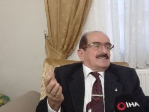 Artvin’de Emekli Öğretmen Rifat Koçak 56 Yıldır Takım Elbisesini Ve Kravatını Çıkartmıyor