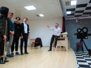 Gündüz Öğretmen, Gece Yönetmen