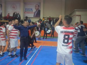 Selendi’de Kurumlar Arası Voleybol Turnuvasının Şampiyonu Esnaf Spor Oldu