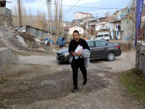 Bir Harf Öğretmek İçin 50 Kilometre Yol Gidiyor