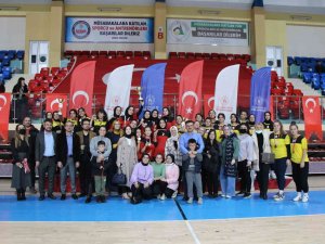 Yurtlar Arası Voleybol Şampiyonu Mahpeyker Sultan Kız Öğrenci Yurdu Oldu