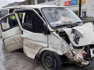 Yağmurdan Kayan Minibüs Direğe Ve Ağaca Çarptı