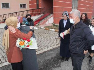 Şefika Öğretmen, Sürpriz Karşısında Gözyaşlarını Tutamadı