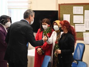 Bakan Özer’den Öğretmenler Günü’nde Sürpriz Okul Ziyareti