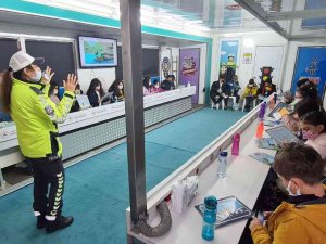 “Mobil Trafik Eğitim Tırı” İle Öğrencilere Trafik Kuralları Öğretiliyor