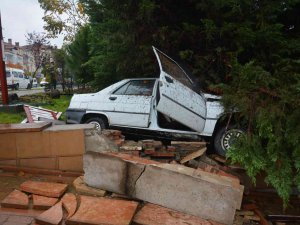 Kaza Yapmamak İçin Direksiyonu Kırınca Bahçeye Girdi